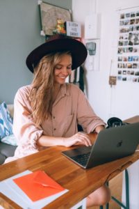 Digitaliza Tu Negocio® - smiling woman using laptop 32779201
